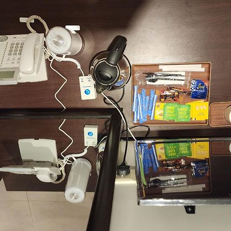 Aparthotel Taramuntan Ha'il Exterior foto A typical hotel room with a telephone, a kettle, a hair dryer and a mini-bar