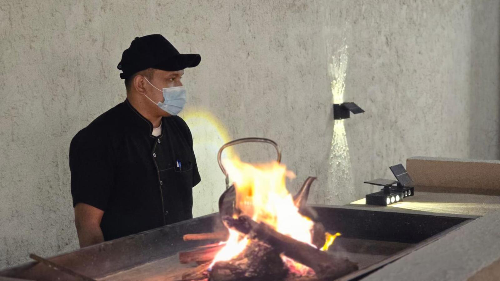 Aparthotel Taramuntan Ha'il Exterior foto A chef cooking with a wok