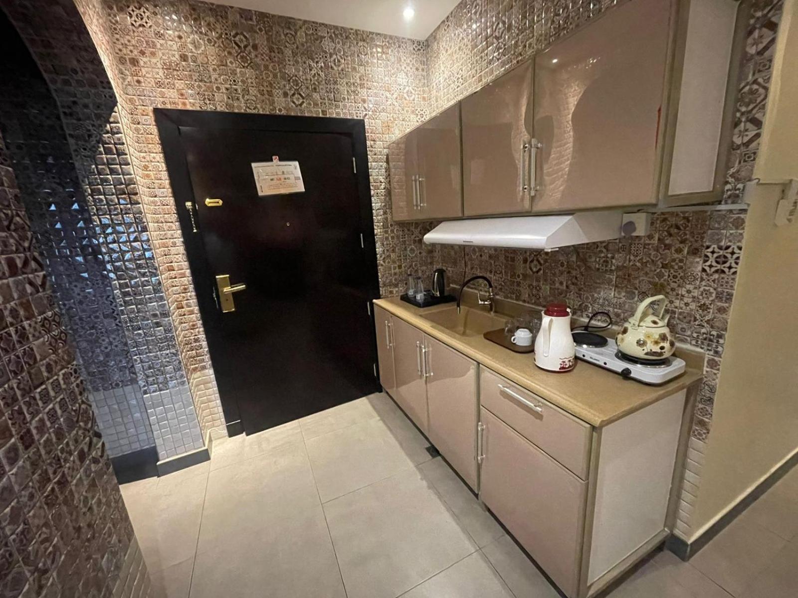 Aparthotel Taramuntan Ha'il Exterior foto A typical kitchen in a typical apartment